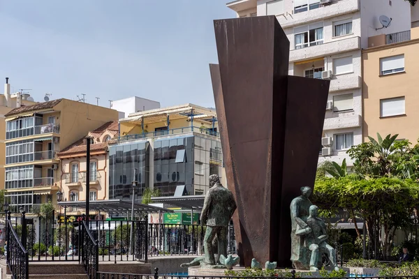 FUENGIROLA, ANDALUCIA / ESPANHA - 24 DE MAIO: Estátuas e Fonte em P — Fotografia de Stock