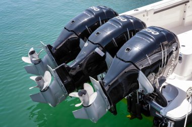 Puerto Banus Andalucia-İspanya - 26 Mayıs: Üç kıçtan takmalı motorlar o