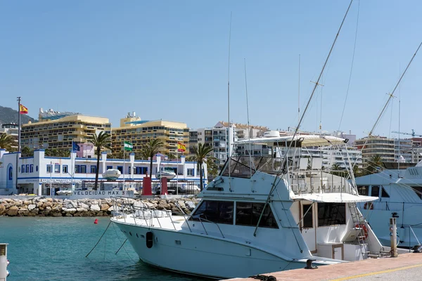 Marbella, Andalusië/Spanje - 26 mei: Uitzicht op de jachthaven van Marbe — Stockfoto