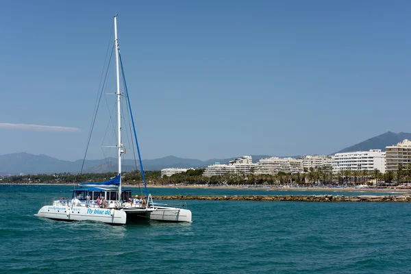 MARBELLA, ANDALUCIA / SPAGNA - 26 MAGGIO: Catamarano che entra nell'Harb — Foto Stock