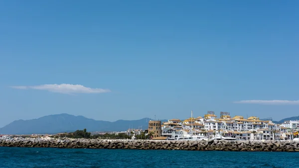 PUERTO BANUS ANDALUCIA / ESPAÑA - 26 DE MAYO: Puerto Banús en el Hori — Foto de Stock