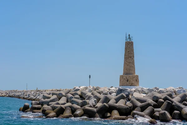 Puerto banus andalucia / spanien - 26. Mai: blick auf den leuchtturm a — Stockfoto