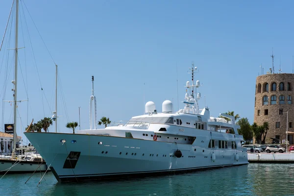 Puerto Banus Andalusien/Spanien - 26 maj: Visa en lyx Yacht — Stockfoto