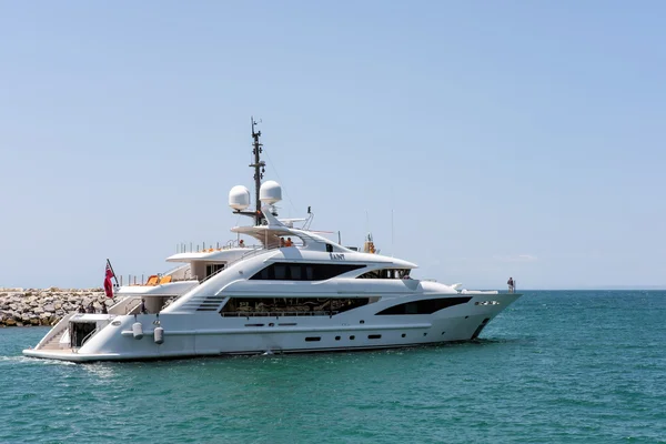 PUERTO BANUS ANDALUCIA/SPAIN - MAY 26 : View of a Luxury Yacht L — Stock Photo, Image