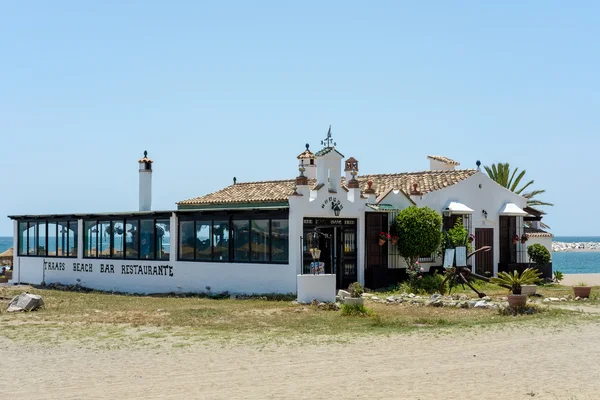 PUERTO BANUS ANDALUCIA / SPANIEN - MAJ 26: Strandrestaurant i Puer - Stock-foto