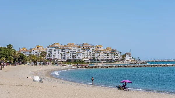 Puerto Banus Andalusien/Spanien - 26 maj: Utsikt över stranden på Pue — Stockfoto