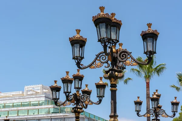 PUERTO BANUS ANDALUCIA / ESPAÑA - 26 DE MAYO: Alumbrado urbano adornado i — Foto de Stock