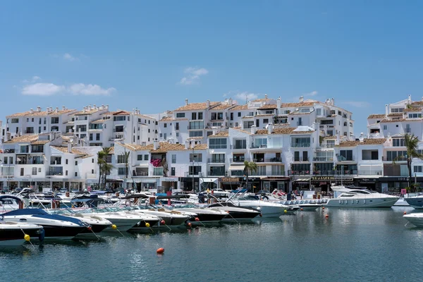 Spanje/Puerto Banus andalusie - kan 26: Uitzicht op de boten in het Har — Stockfoto