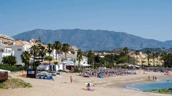 Cala de mijas, andalucia / spanien - 27. Mai: Blick entlang des Strandes nach — Stockfoto