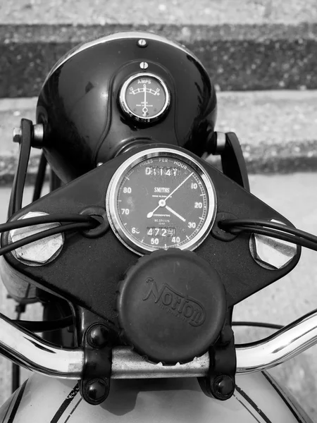 索思沃尔德、 萨福克和英国-6 月 11 日 ︰ 老式诺顿摩托车上 D — 图库照片