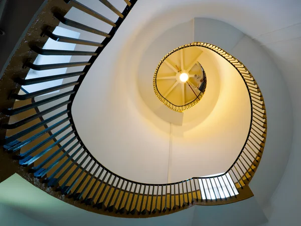 SOUTHWOLD, SUFFOLK / UK - 11 DE JUNIO: Escalera de caracol a la luz — Foto de Stock