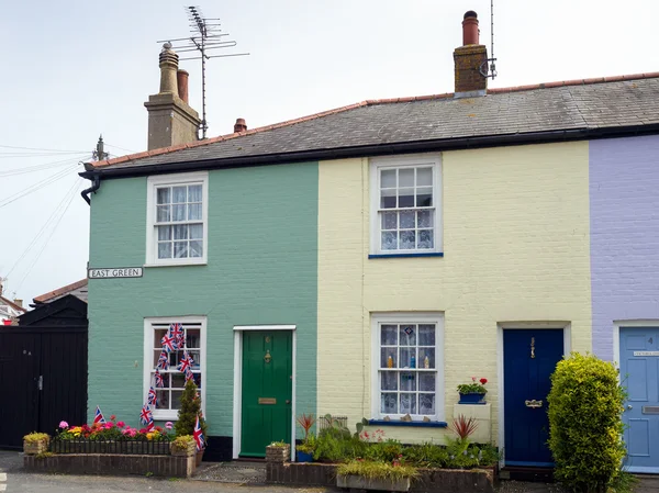 SOUTHWOLD, SUFFOLK / UK - 11 de junio: Fila de coloridas casas en Sou — Foto de Stock