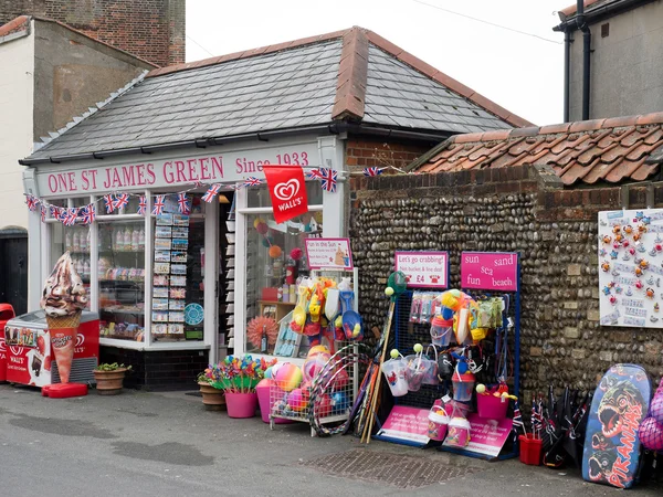 Southwold, Suffolk/Uk - 12 juni: Winkelen, strand goederen in verkopen dus — Stockfoto