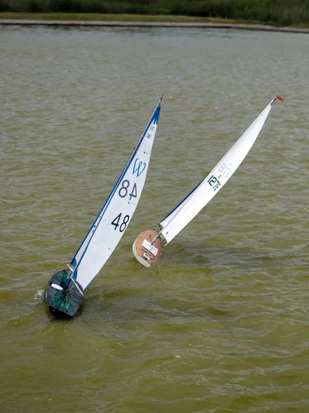 SOUTHWOLD, SUFFOLK/UK - JUNE 12 : Radio Controlled Yachts on a L — Stock Photo, Image