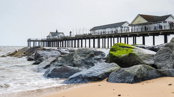 SOUTHWOLD, SUFFOLK / UK - 12 DE JUNIO: Vista del muelle de Southwold en Suff —  Fotos de Stock