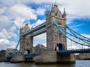 Londra/İngiltere'de - 15 Haziran: Tower Bridge Londra'nın görünümünü üzerinde 15 Haziran,