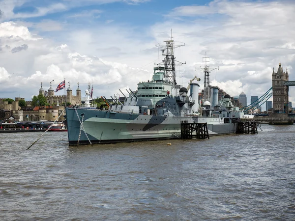 LONDON / UK - JUNI 15: Udsigt over HMS Belfast i London den 15. juni , - Stock-foto