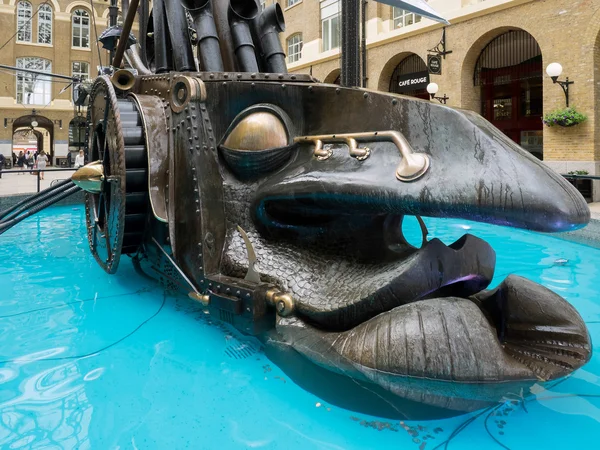 LONDRES / ROYAUME-UNI - 15 JUIN : Vue du HMS The Navigators par le sculpteur Dav — Photo