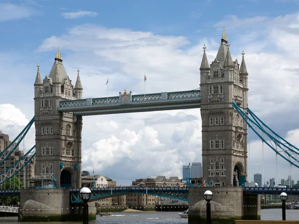 Londra/İngiltere'de - 15 Haziran: Tower Bridge Londra'nın görünümünü üzerinde 15 Haziran, — Stok fotoğraf