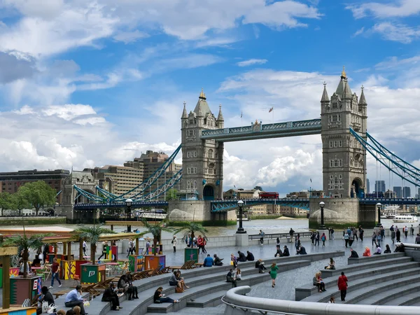 LONDRES / Reino Unido - 15 de junio: Vista del Tower Bridge en Londres el 15 de junio , —  Fotos de Stock