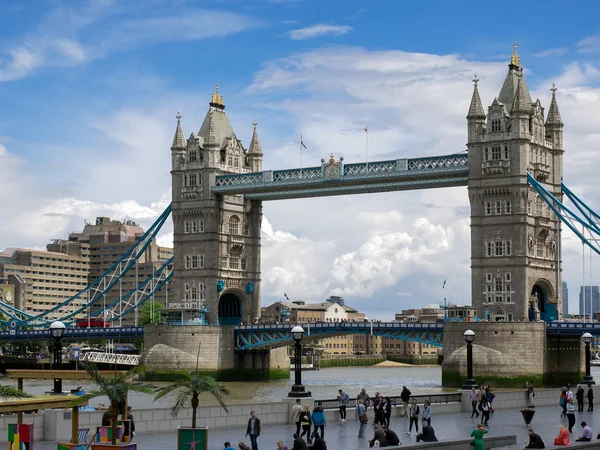 Londra/İngiltere'de - 15 Haziran: Tower Bridge Londra'nın görünümünü üzerinde 15 Haziran, — Stok fotoğraf