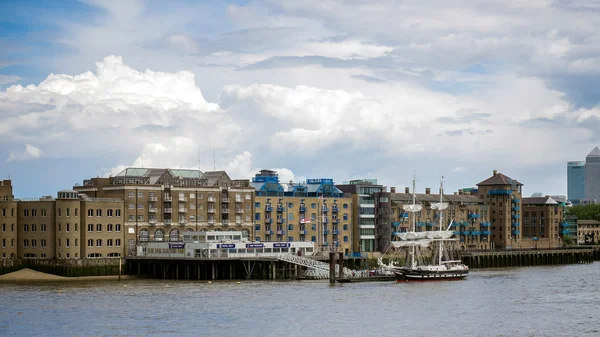 Londen/Uk - 15 juni: Sloep afgemeerd aan de noordelijke oever van de Rive — Stockfoto