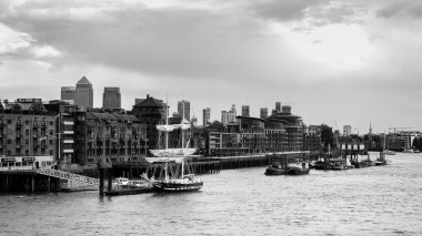 Londra/İngiltere'de - 15 Haziran: Sloop demirleyen Rive kuzey kıyısında