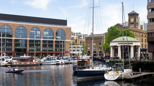 Londýn/Velká Británie - 15. června: Sortiment člunů v St Katherine Dock — Stock fotografie