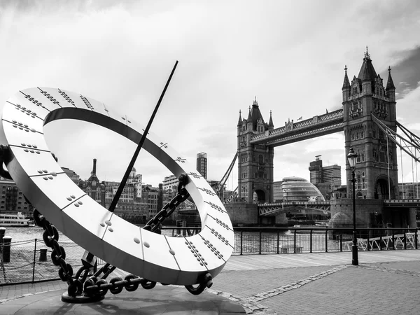 ロンドン/英国 - 6 月 15 日: ロンドンのタワー ブリッジの近くの太陽ダイヤル — ストック写真