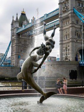 Londra/İngiltere'de - 15 Haziran: Do David Wayne heykel kızla