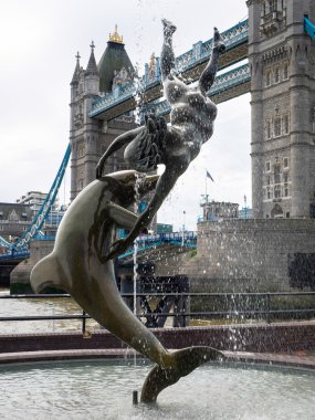 Londra/İngiltere'de - 15 Haziran: Do David Wayne heykel kızla