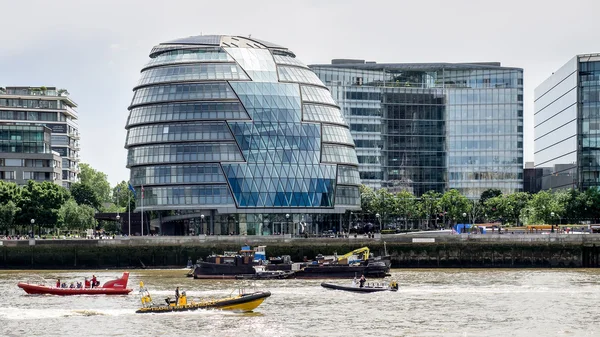 LONDON/UK - JUNE 15 : Jet Boats Passing Ciy Hall in London on Ju — Stock Photo, Image