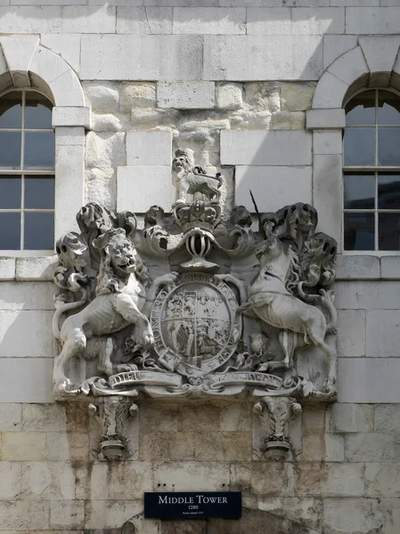 LONDON/UK - JUNE 15 : Royal Coat of Arms above the Entrance to t — Stock Photo, Image