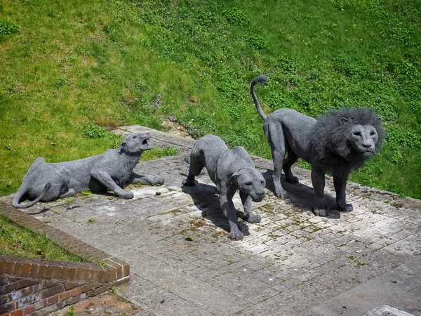 LONDRA / UK - 15 GIUGNO: I leoni e i leopardi di Kendra Haste al T — Foto Stock