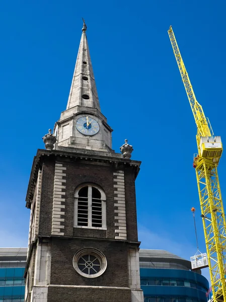 Londra/İngiltere'de - 15 Haziran: St Boltolph olmadan A yanındaki sarı vinç — Stok fotoğraf