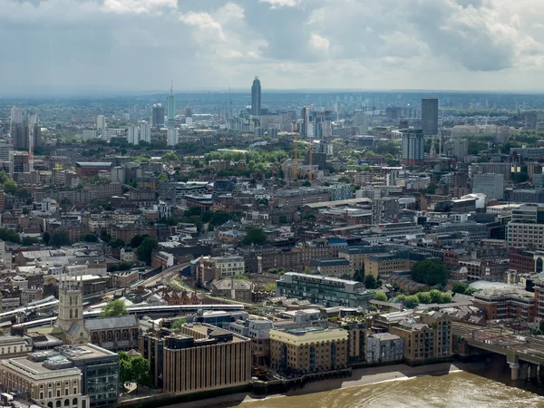 LONDRES / RU - 15 DE JUNIO: Vista de los edificios en la orilla sur de la — Foto de Stock