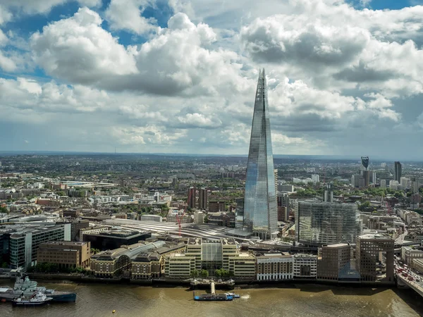 Londen/Uk - 15 juni: Zicht op het gebouw van de Shard in Londen op Ju — Stockfoto