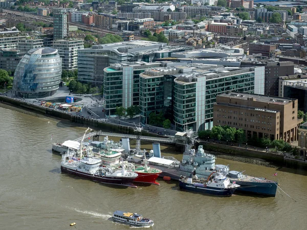 LONDON/UK - JUNE 15 : HMS Belfast and other Boats Moored in the — Stock Photo, Image