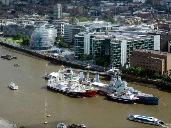 Londýn/Velká Británie - 15. června: Hms Belfast a jiné lodě kotvící v — Stock fotografie