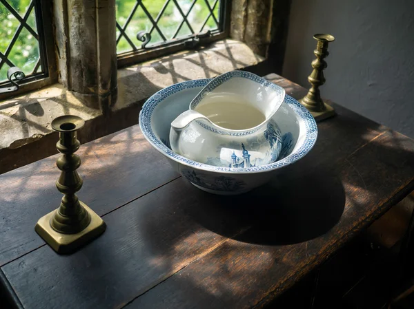 UPPER DICKER, EAST SUSSEX/ UK - JUNE 26: Old Water Jug and Basin — Stock Photo, Image