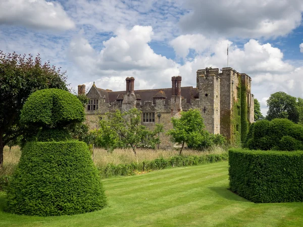HEVER, KENT / UK - JUNE 28: View of Hever Castle and Grounds in H — стоковое фото