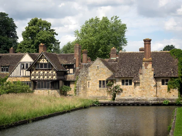 HEVER, KENT / UK - JUNHO 28: Casas nos terrenos do Castelo de Hever — Fotografia de Stock