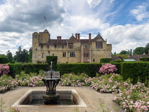 HEVER, KENT / UK - 28 GIUGNO: Veduta del Castello di Hever dal Giardino — Foto Stock