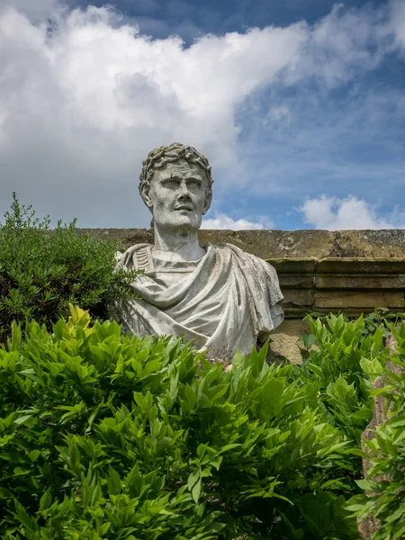 HEVER, KENT / UK - 28 de junio: Antigua estatua de un romano en el jardín a —  Fotos de Stock