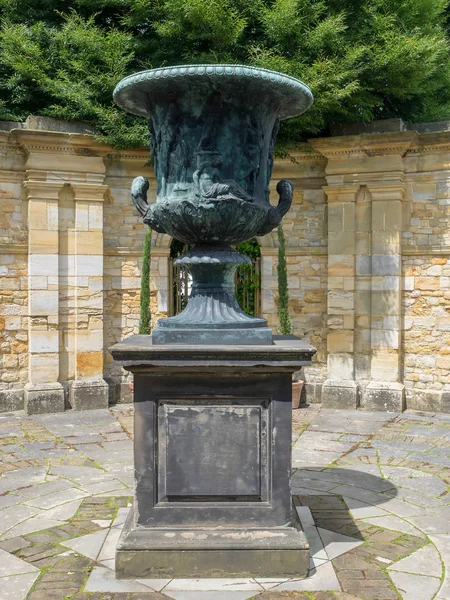 HEVER, KENT / UK - JUNE 28: Ancient Urn on Display in the Garden — стоковое фото