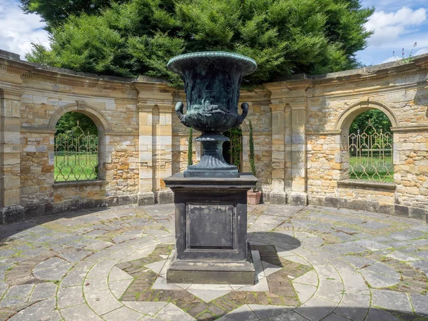 HEVER, KENT / UK - JUNE 28: Ancient Urn on Display in the Garden — стоковое фото