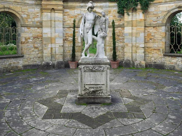 HEVER, KENT/UK - JUNE 28 : Old Statue of a Young Man and Eagle i — Stock Photo, Image