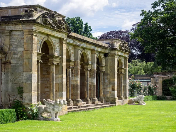 HEVER, KENT / UK - JUNE 28: View of the Loggia by the Lake at Hev — стоковое фото