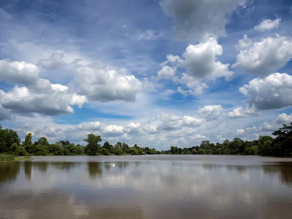 ヒーバー城 H で湖の景色をヒーバー、ケント/英国 - 6 月 28 日: — ストック写真