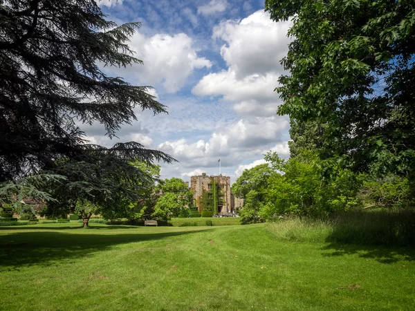 Hever, Kent/Uk - 28 juni: Beskåda av Hever Castle på en solig Shopaholic — Stockfoto